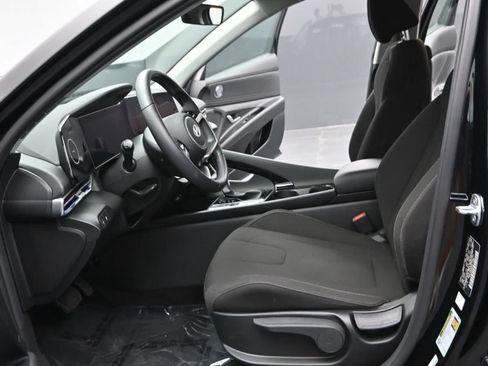 Used 2025 Hyundai Elantra SEL w/ Cargo Package FWD image 16