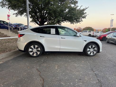 Used 2022 Tesla Model Y Long Range image 8