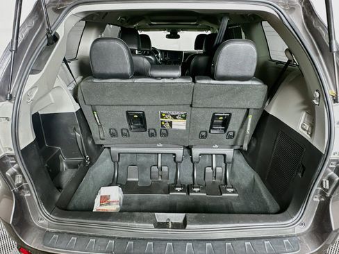 Used 2020 Toyota Sienna SE Premium FWD image 31