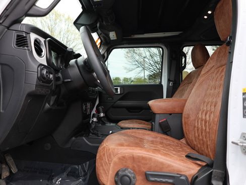 Used 2024 Jeep Wrangler Sahara image 8