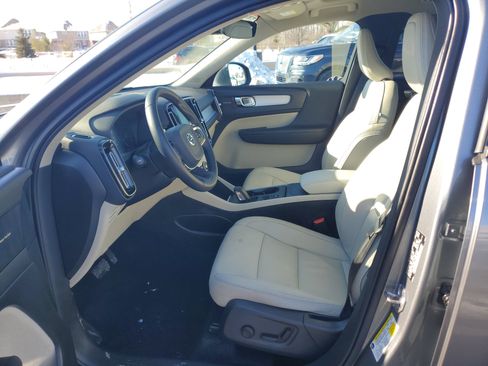 Used 2019 Volvo XC40 T5 Momentum image 12