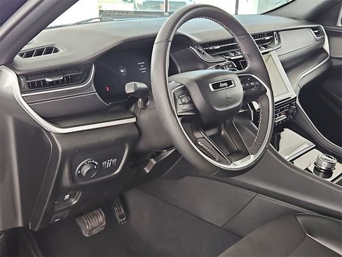 Used 2023 Jeep Grand Cherokee Altitude image 16