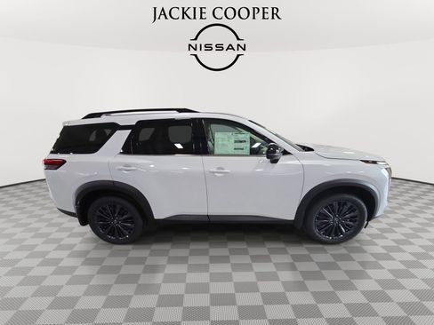 New 2026 Nissan Pathfinder SL image 4