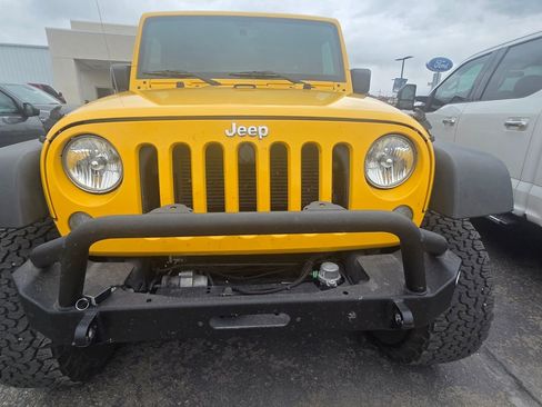 Used 2015 Jeep Wrangler Unlimited Rubicon w/ Connectivity Group image 8