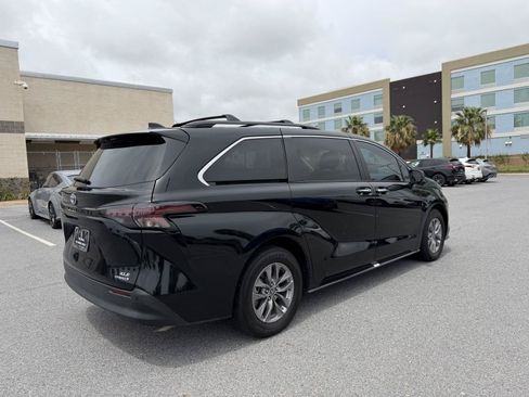 Used 2023 Toyota Sienna XLE w/ XLE Plus Package FWD image 11