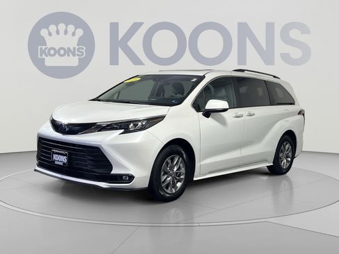 Used 2025 Toyota Sienna XLE AWD/4WD image 1