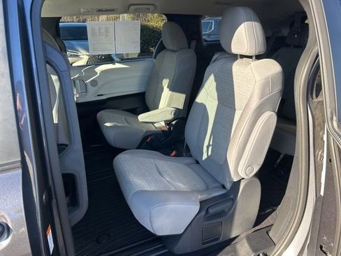 Used 2025 Toyota Sienna LE image 17