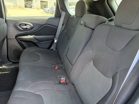 Used 2021 Jeep Cherokee Latitude FWD image 22