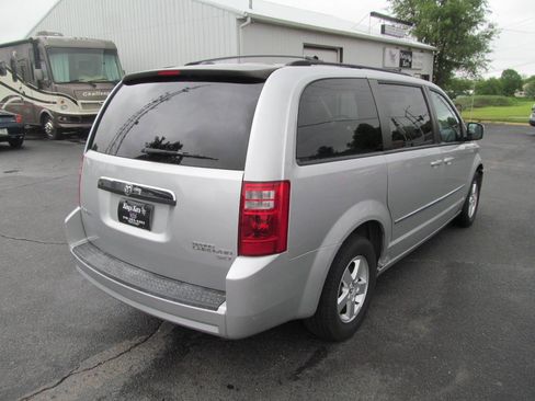 Used 2010 Dodge Grand Caravan SXT FWD image 4