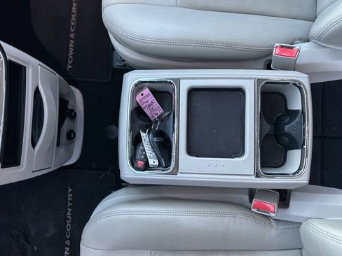 Used 2016 Chrysler Town & Country Touring w/ Driver Convenience Group image 31