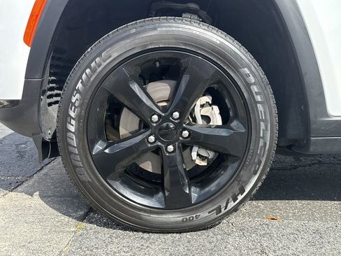 Used 2023 Jeep Grand Cherokee L Laredo image 9