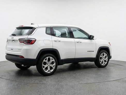 Used 2025 Jeep Compass Latitude image 9