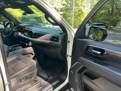 Used 2025 Chevrolet Suburban High Country AWD/4WD image 10