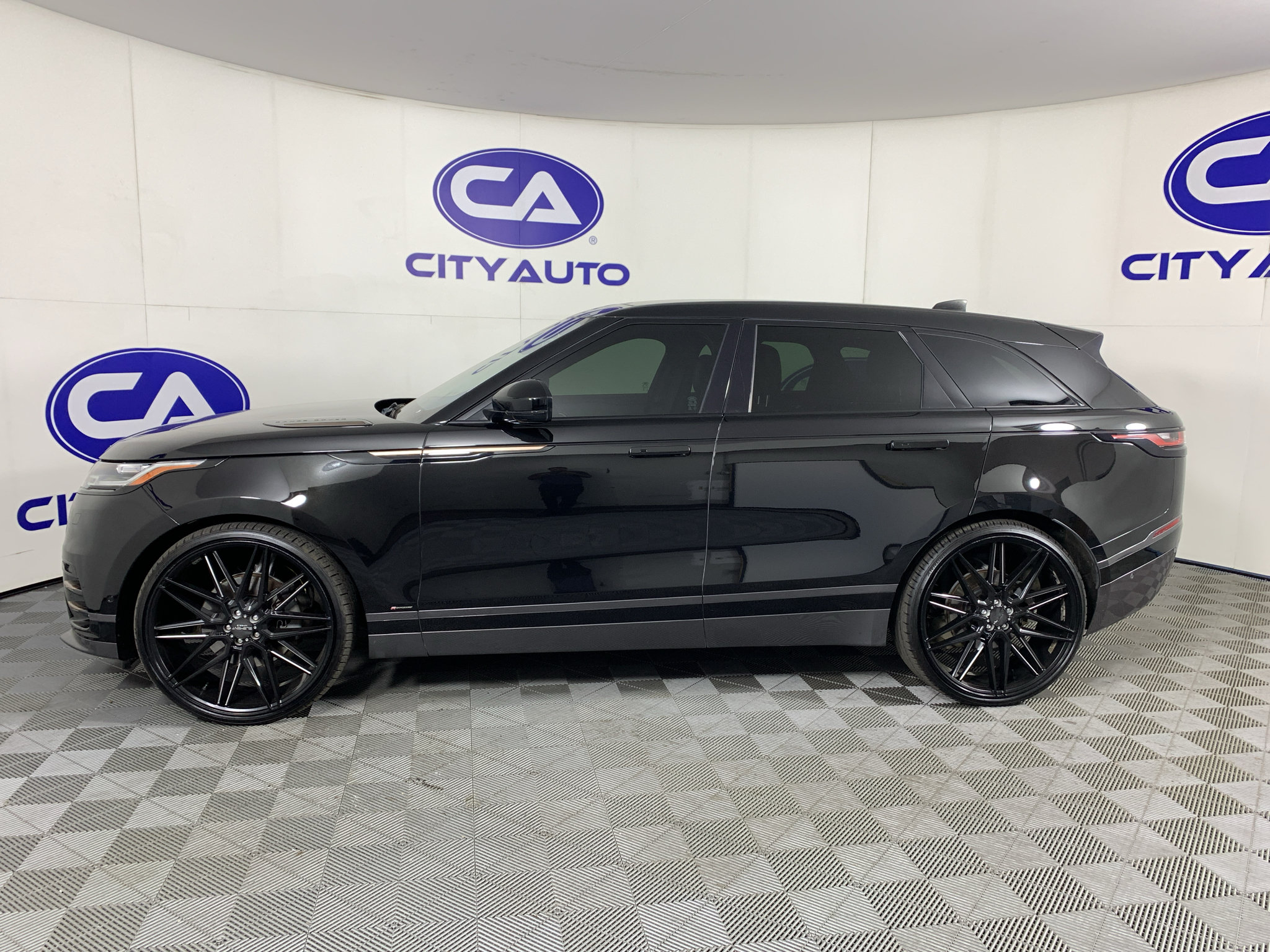 Used 2018 Land Rover Range Rover Velar R-Dynamic SE AWD/4WD image 6