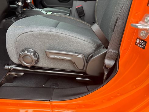 New 2025 Jeep Gladiator Sport image 18