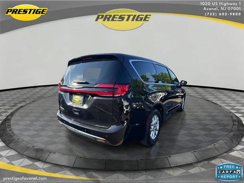 Used 2023 Chrysler Pacifica Touring-L FWD image 5