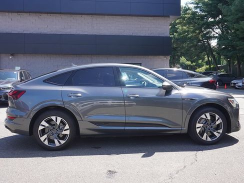 Used 2022 Audi e-tron Premium w/ Convenience Plus Package AWD/4WD image 18