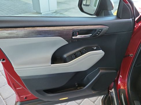 Used 2023 Toyota Highlander Limited image 10