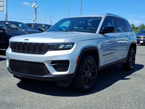 Used 2024 Jeep Grand Cherokee Altitude RWD image 3