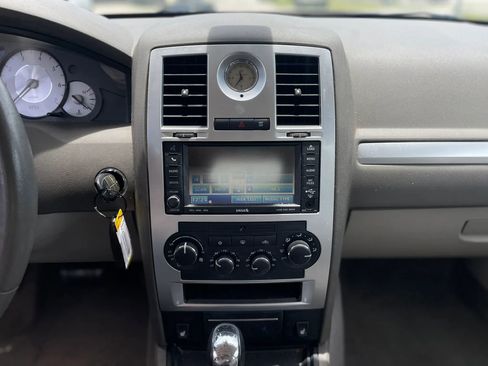 Used 2010 Chrysler 300 Touring RWD image 17