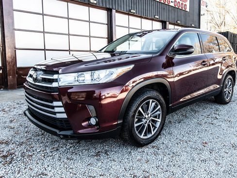 Used 2019 Toyota Highlander XLE image 1