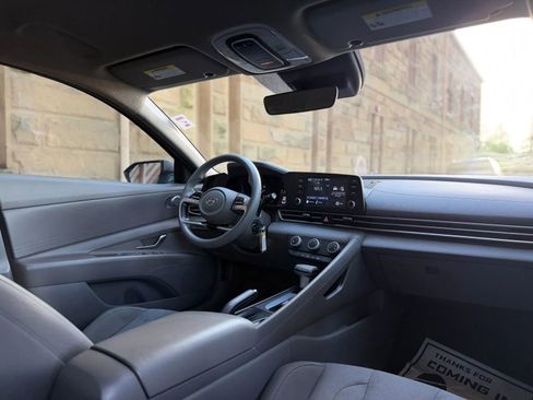 Used 2021 Hyundai Elantra SE FWD image 11