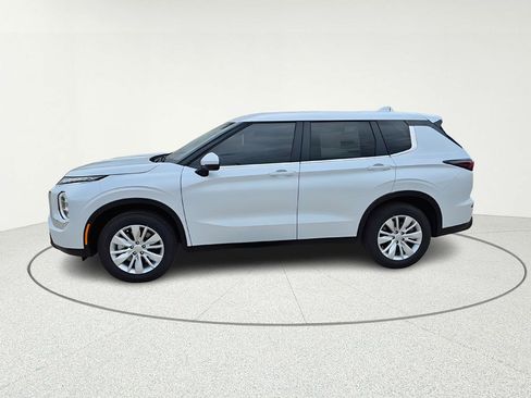 New 2026 Mitsubishi Outlander ES FWD image 3