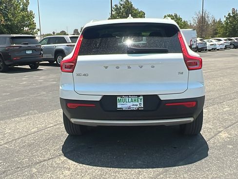 Used 2022 Volvo XC40 T4 Inscription w/ Advanced Package image 4
