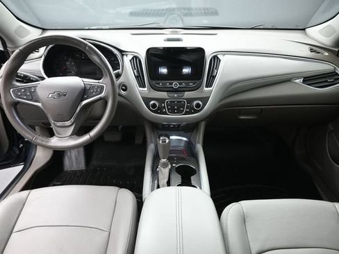 Used 2019 Chevrolet Malibu LT w/ Leather Package FWD image 16