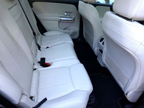 Used 2021 Mercedes-Benz GLB 250 4MATIC w/ Premium Package image 17