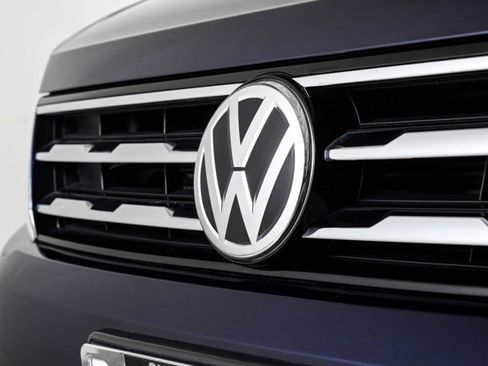 Used 2021 Volkswagen Tiguan SE w/ Panoramic Sunroof Package image 3