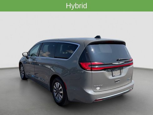 Used 2023 Chrysler Pacifica Touring-L FWD image 4