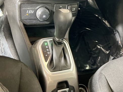 Used 2022 Jeep Renegade Latitude AWD/4WD image 17