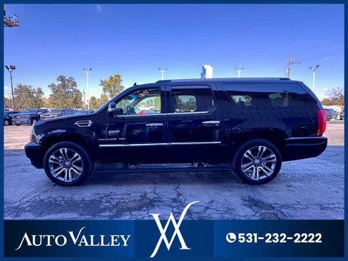 Used 2011 Cadillac Escalade ESV Premium image 4