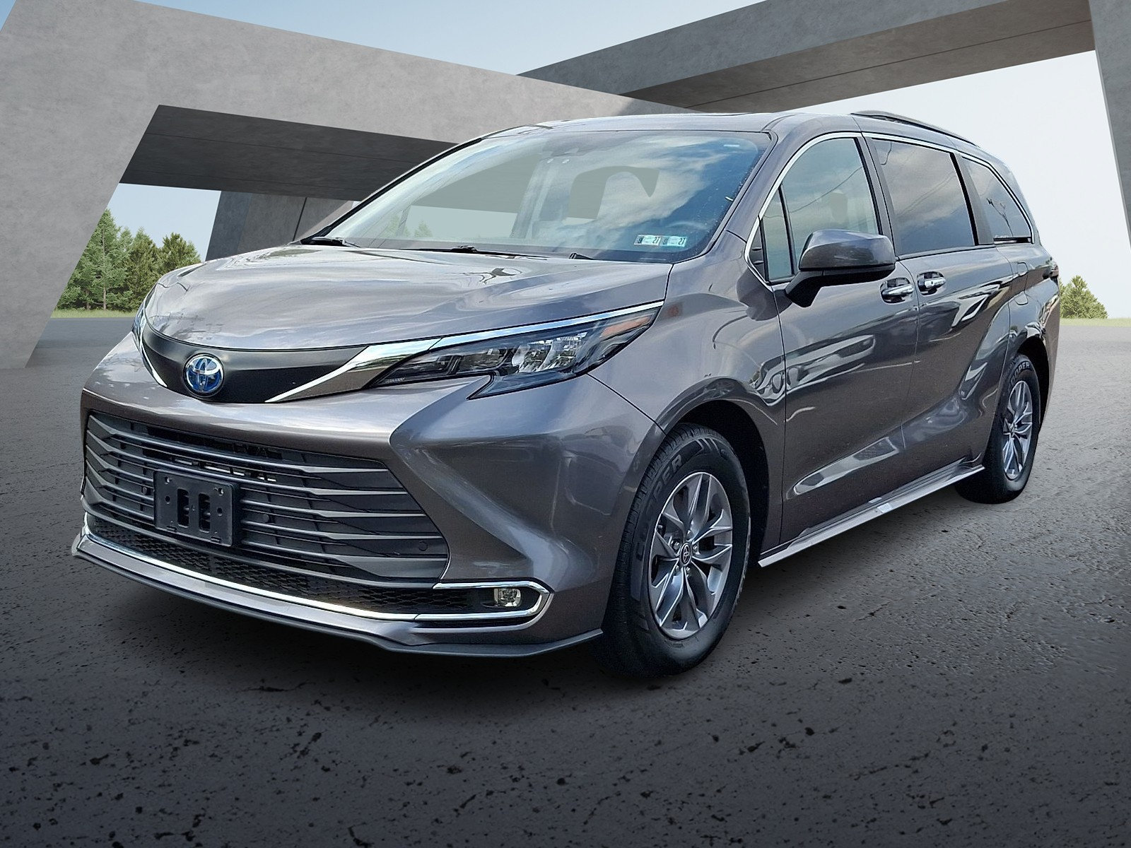 Used 2024 Toyota Sienna XLE FWD image 3