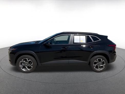 Used 2025 Chevrolet Trax LT w/ LT Convenience Package FWD image 9