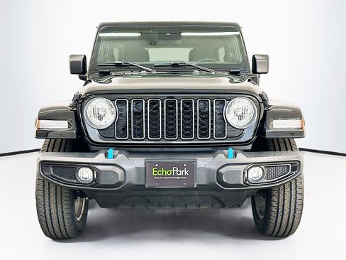Used 2024 Jeep Wrangler Unlimited w/ Convenience Group AWD/4WD image 2