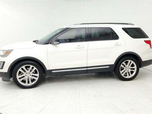 Used 2017 Ford Explorer XLT w/ Equipment Group 202A image 2