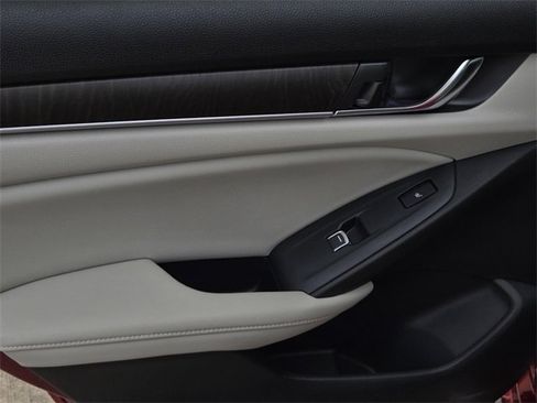 Used 2018 Honda Accord Touring image 10