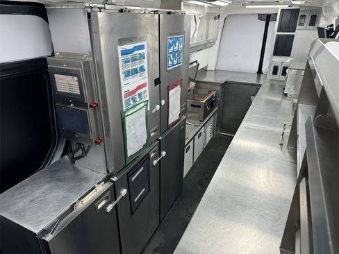 Used 2022 Mercedes-Benz Sprinter 4500 image 5