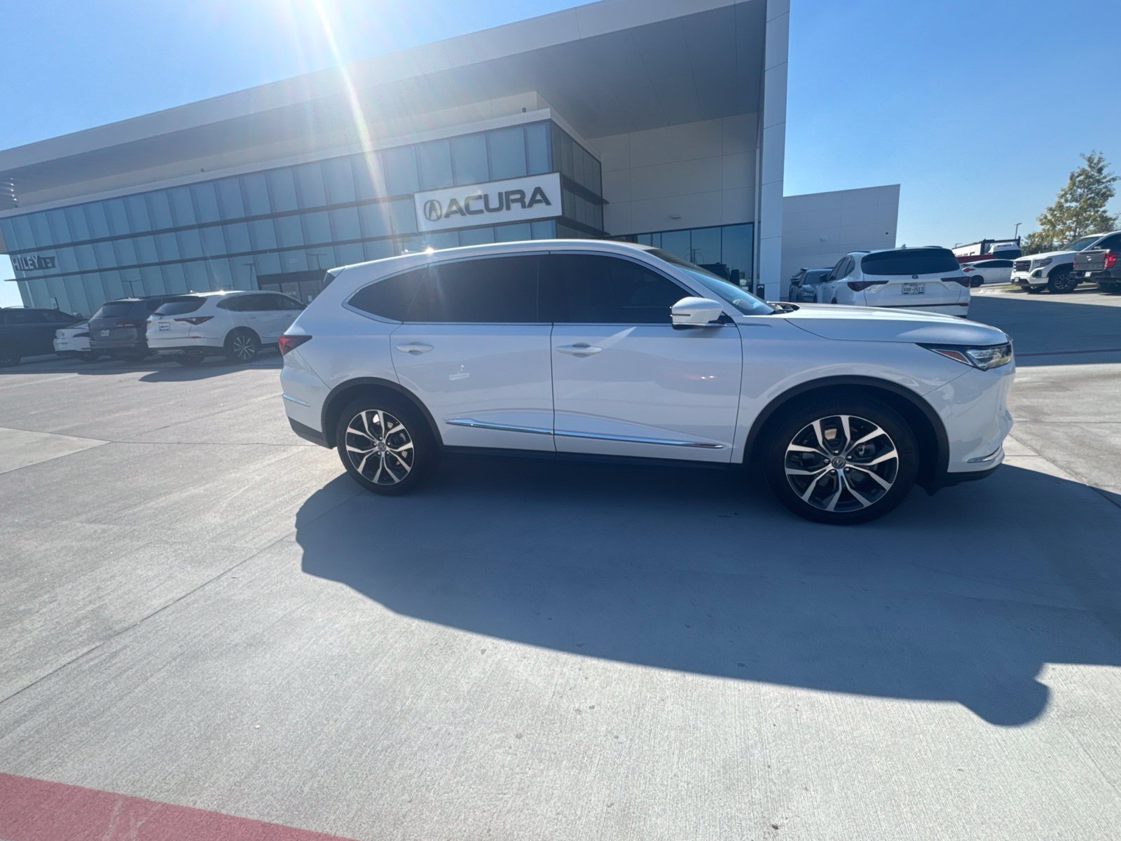 Used 2024 Acura MDX w/ Technology Package FWD image 2
