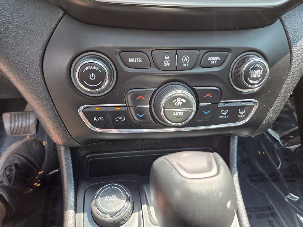 Used 2021 Jeep Cherokee Limited AWD/4WD image 17