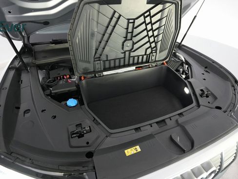 Used 2022 Audi e-tron Premium Plus image 26