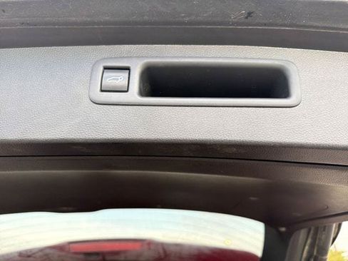 Used 2022 Toyota Highlander XLE FWD image 17