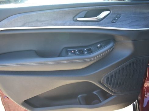 Used 2025 Jeep Grand Cherokee Limited RWD image 11
