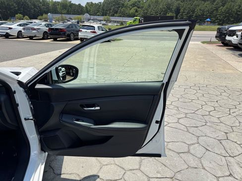 Used 2024 Nissan Sentra SV FWD image 17