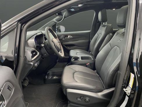 New 2026 Chrysler Pacifica Select w/ S Appearance Package image 4