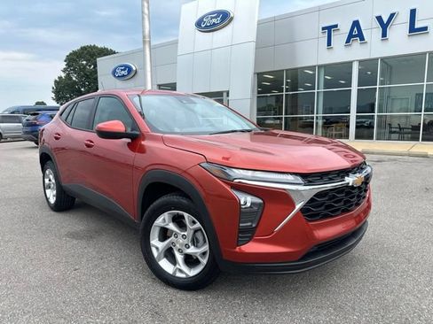 Used 2024 Chevrolet Trax LS w/ LS Convenience Package FWD image 4