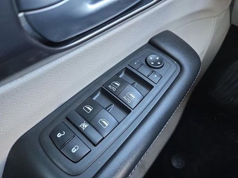 Used 2018 Chrysler Pacifica Limited image 31