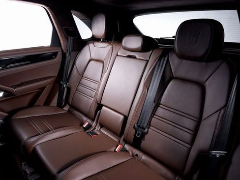 Used 2022 Porsche Cayenne Turbo S image 24